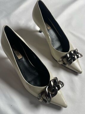 Bibi Lou Ivory Pointed Toe Pumps Chain Detail Heels EU 36 US 6